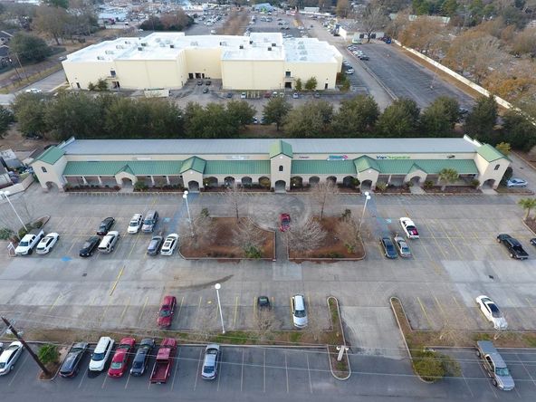 Greenbriar Shopping Center: 233 Doucet Road, Lafayette, LA 70503